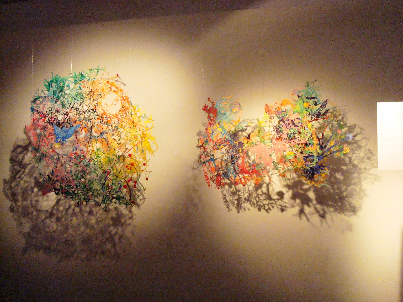 浮世系列〉由右至左依序為 〈內部寄生植物〉 (Endophytes)、〈粉色迷霧〉 (Pink Mist)、〈根圍〉 (Rhizosphere)、〈地球之星〉 (Earthstar)2011紙與壓克力顏料。