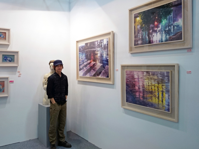 圖說3、藝術家林經哲與作品合照，攝於Art Taipei 2013展場。